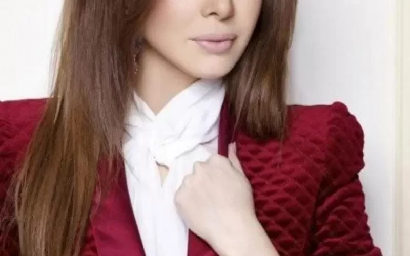 تصرف صادم من نانسي عجرم اثناء ظهورها وهي تغني اثناء اذان صلاة العشاء