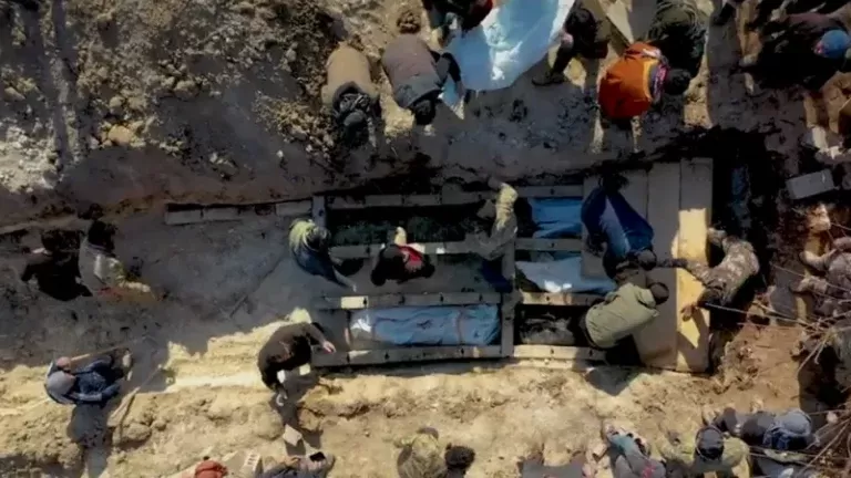 مشهد تقشعر له الأبدان.. قبور ترصّ ضحايا الزلزال في حلب