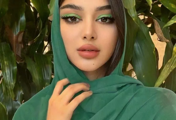 فتاة سعودية ذات جمال فائق تضع مهر مغري لمن يتزوجها للشباب الفرصة بين يدك