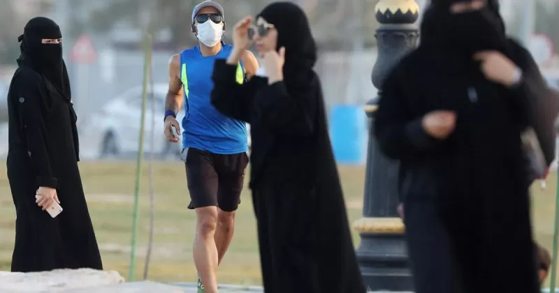 شاهد بالفيديو تحرش بفتاة في السعودية ينتهي بحمام دم الى الركب