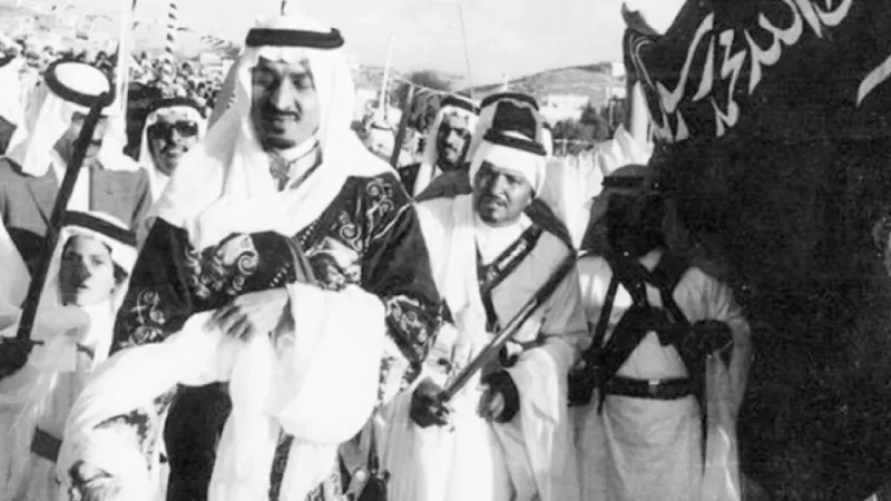 صور تاريخية نادرة للأمير السعودي خالد الفيصل وهو يؤدي العرضة النجدية في أبها..شاهد