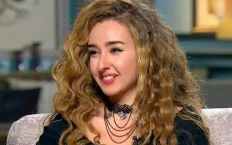 شاهد تسريب فيديو خطير لهنا الزاهد قبل الشهرة وعمليات التجميل لن تصدق كيف كان شكلها يقطع الخميرة من البيت