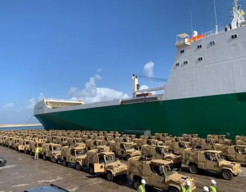 بالصور: بريطانيا تنزل قوات عسكرية ضخمة ومدرعات في هذه العاصمة العربية