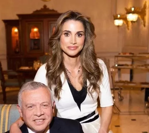 شاهد: الملكة رانيا تسحر العيون والقلوب باطلالة جريئة في افطار العائلة الملكية الأردنية