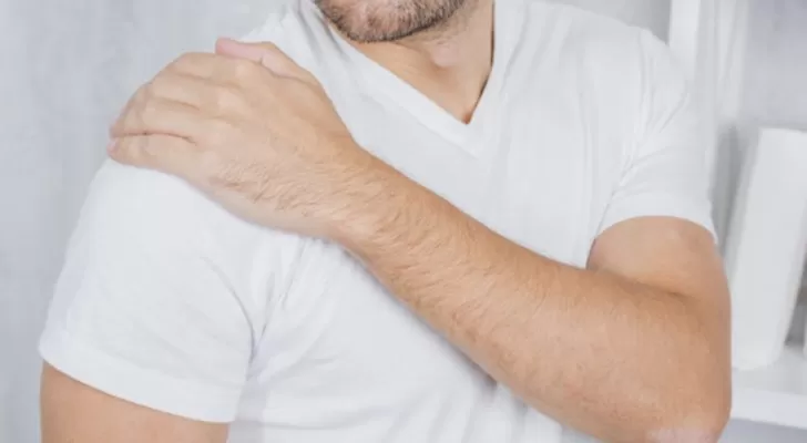 هكذا تتجنب آلام الكتف المزعجة !!