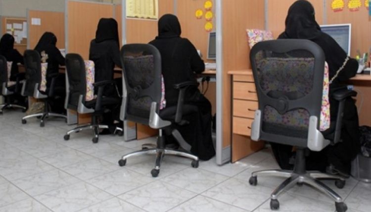 موظف في إحدى الوزارات الكويتية يلاحق زميلته ويحرضها على الفسق والفجور.. والأخيرة تتخذ هذا الإجراء ضده