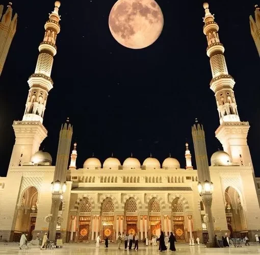 فيديو يشعل المملكة لما فعله شاب بوالده داخل السمجد النبوي!