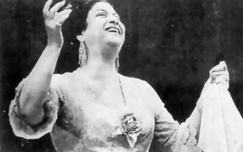 ليست الموضة .. هذا السبب المؤلم وراء المنديل الذي كانت تمسك به أم كلثوم دائماً في حفلاتها