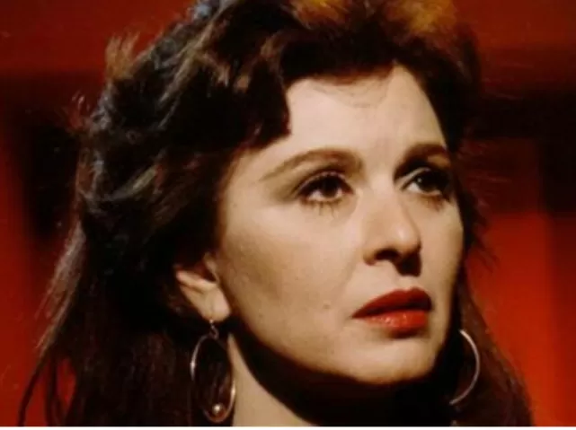 صراخ هستيري لسعاد حسني في مشهد ساخن مع رشدي اباظة في هذا الفيلم الممنوع من العرض لكن المخرج لم يتحرك وترك البطل يكمل متعته حتى النهاية