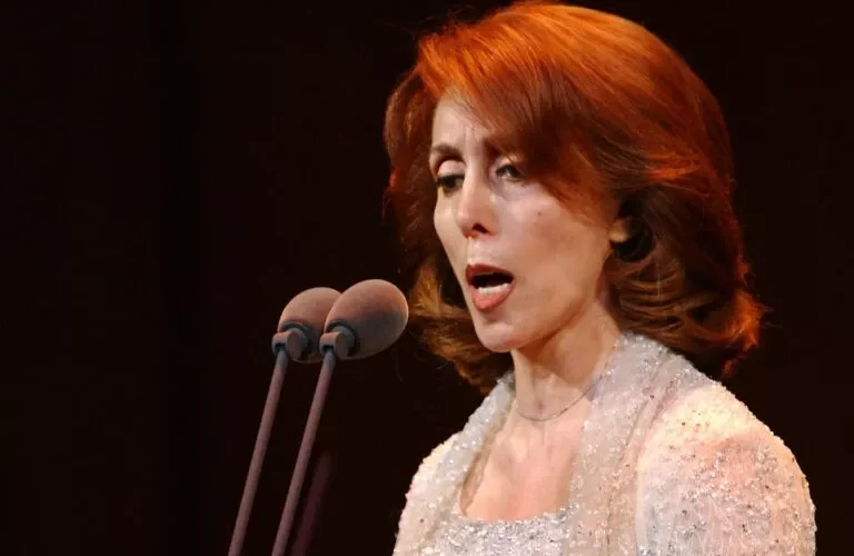شاهد: تسريب صور صادمة لفيروز بعدسة ابنتها ريم الرحباني وقد تغير شكلها تماماً بسبب المرض