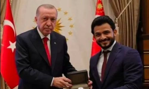 من هو الشاب اليمني الذي تزوج ابنة مسؤول رفيع في الرئاسة التركية وحضر اردوغان عقد قرانه ؟