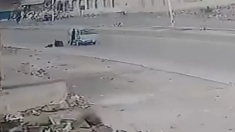 شاهد أول صورة لسائق الباص الذي حاول اختطاف الفتاة اليمنية التي قفزت منه هاربة من محاولة اغتصاب وهو يسير بسرعة جنونية ( تفاصيل جديدة)
