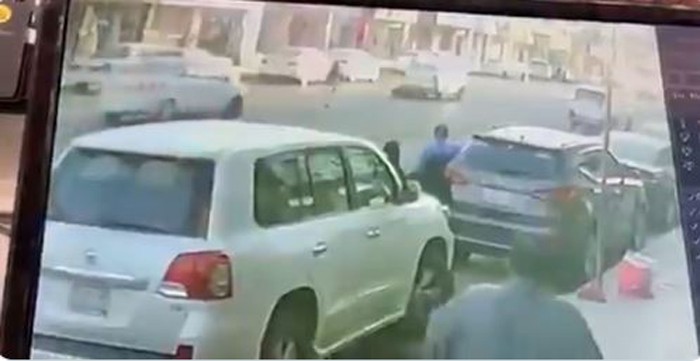 شاهد: كاميرا مراقبة توثق لحظة دهس امرأة أثناء عبورها للطريق في ينبع