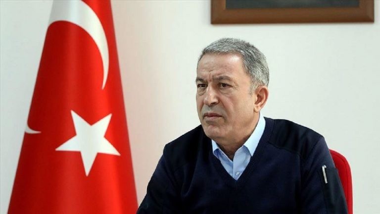 وزير الدفاع التركي يقول إن جنديا تركيا قتل في إدلب السورية