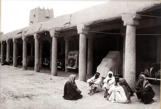 صورة تاريخية لسيارات بالكراج الملكي قبل نحو 80 عاماً