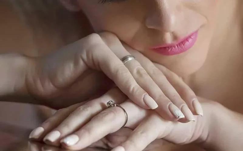 تحذير خطير .. لهذا السبب يجب خلع الذهب والمجوهرات قبل النوم