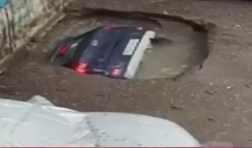 شاهد لحظة اختفاء سيارة عن الوجود بسبب المطر… فيديو
