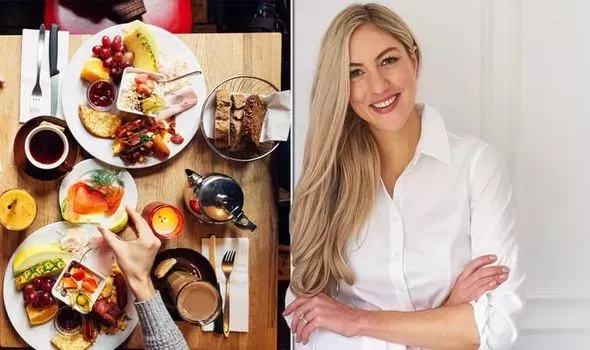 تناول هذا المشروب على الريق يسبب لك مشاكل القولون وانتفاخ المعدة