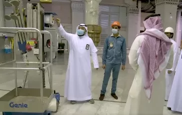 فيديو صادم لما يحدث خلف الكواليس في المسجد الحرام
