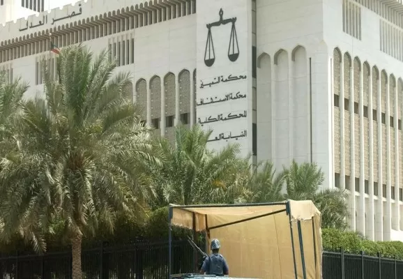 الكويت.. 4 ضباط يعذبون زميلهم بوضعه في غرفة “تبريد” والكشف عن دوافعهم والتهمة الموجهة إليهم!