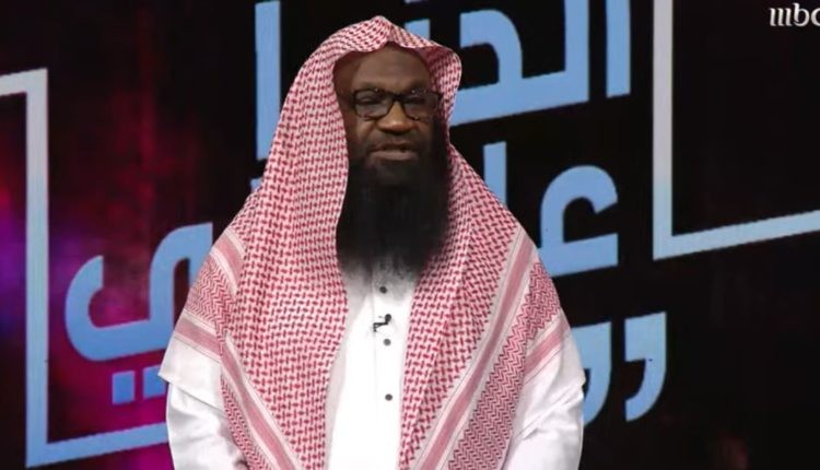 بالفيديو: “الكلباني” يروي قصة تكليفه بإمامة التراويح بالحرم المكي.. وهكذا أبلغه الملك عبدالله بالقرار