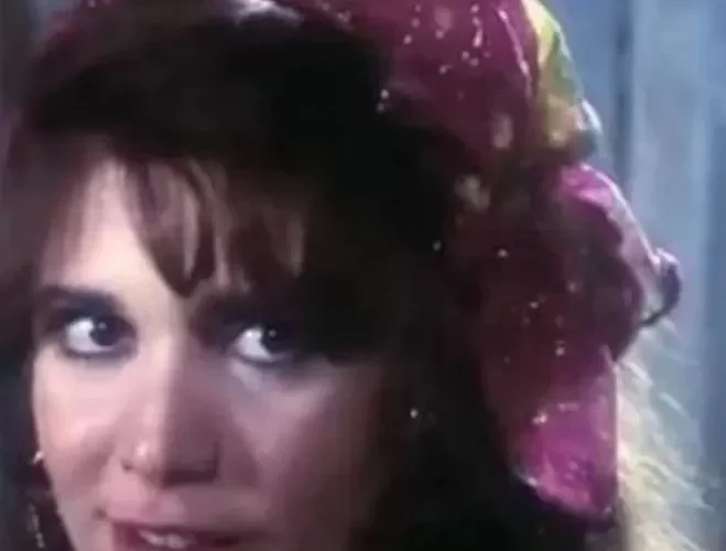 الفنانة الجميلة صاحبة المشاهد الساخنة مع نور الشريف وعادل امام اشعلت الحرب بينهم واعتزلت الفن لسبب لم يتوقعه احد لن تصدق من تكون