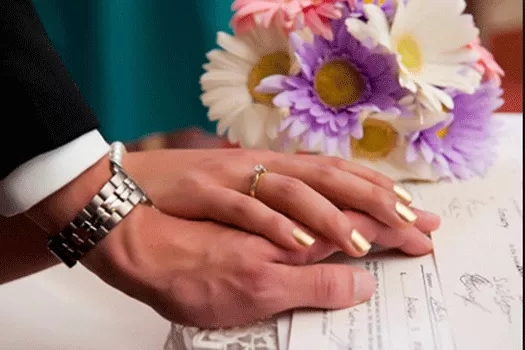 عروسة تقع في ورطة كبيرة بعد ان دخل عليها عريسها قبل موعد الزفاف وبحركة نذالة دمر حياتها والمفاجئة في موقف اهلها