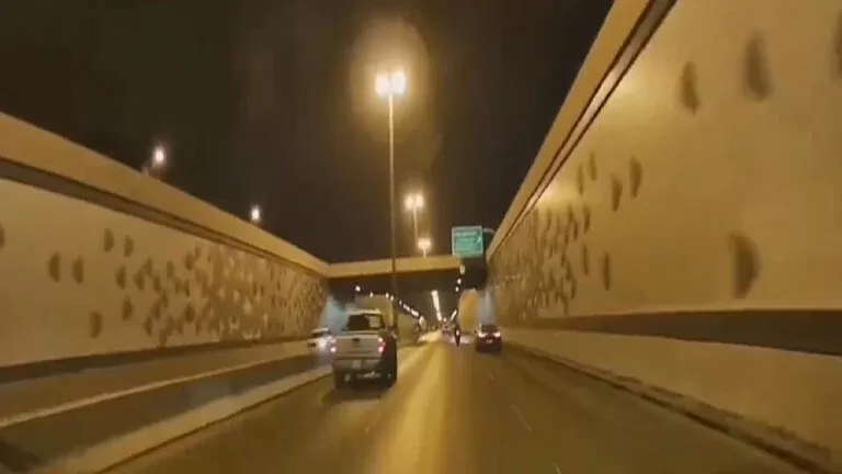 شاهد بالفيديو من اهم شوارع الرياض .. سباق بين سيارتين فاخرتين ينتهي بكارثة
