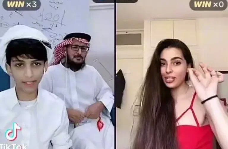 بالفيديو: شاب يتغزل بفتاة في مول شهير في السعودية اثناء بث مباشر على تيك توك أمام والده الملتحي الذي فاجئه بهذا التصرف