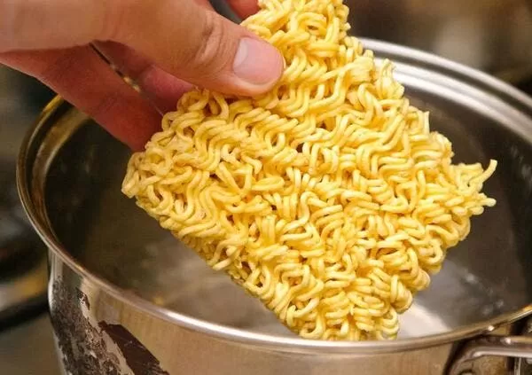 علماء تغذية يكشفون ما يحدث في جسمك عند تناول الأندومي