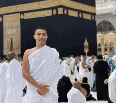 رونالدو يعتنق الإسلام ويؤدي مناسك العمرة في مكة