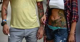 حسناء فائقة الجمال انقذها سروالها الضيق جداً من الموت المؤكد