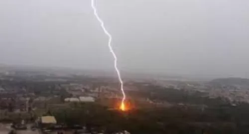 شاهد: صاعقة قوية تضرب برج المملكة في الرياض وهذا ما حصل