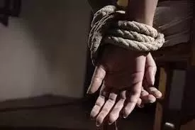 سائق تاكسي اختطف فتاة في الكويت وخدرها وبعد ان ان جردها من ملابسها ليعتدي عليها كانت الصدمة التي اصابته بالجنون !