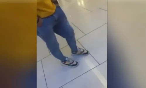 شاهد: فيديو صادم من السعودية يظهر تفاصيل ما فعله متحرش في حمامات النساء بأهم مولات المملكة