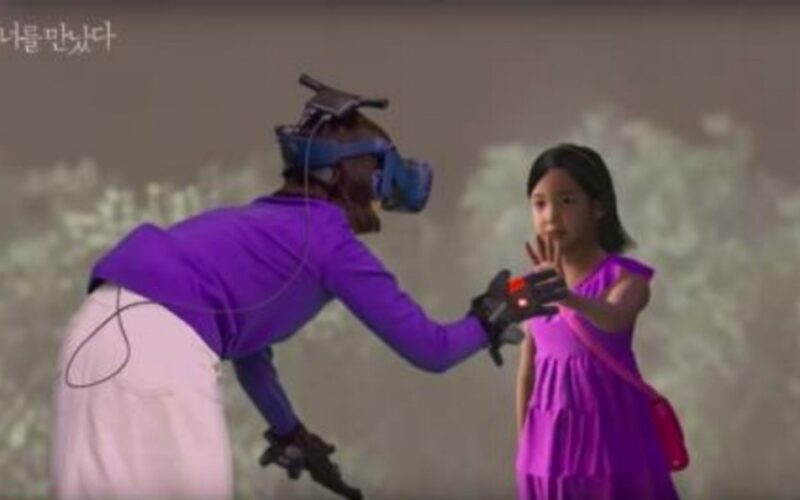 فيديو مؤثر… أم كورية تلتقي ابنتها المتوفاة منذ أربع سنوات