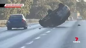 لقطات صادمة.. شاهد عراك بالسيارات والسلاح الأبيض ينتهي بكارثة