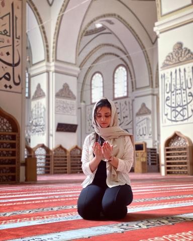هجوم لاذع لصور مذيعة يمنية في مسجد آيا صوفيا
