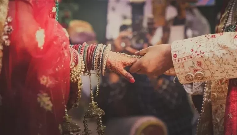 قصة لا تصدق لعروسة ماتت ليلة زفافها فدخل العريس على شقيقتها بدلاً عنها!!