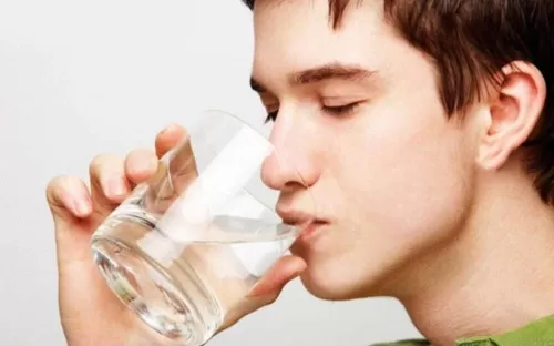 احذرها: عادات خاطئة عند شرب الماء تجعله خطيراً جداً