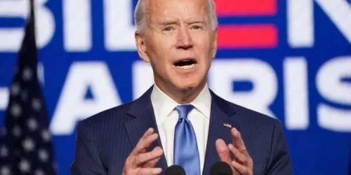 لسبب لا يصدق: بايدن يحمل سبعة عشر قلماً لتوقيع قراراته