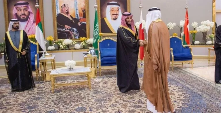 شاهد صور مسربة من كواليس قمة الخليج في الرياض تظهر كيف كان يتعامل الأمير محمد بن سلمان مع قادة دول الخليج