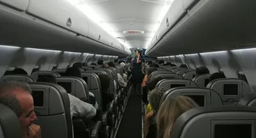 مضيفة طيران تحذر الجميع من شرب اي مشروبات تقدم في الطائرات لسبب صادم