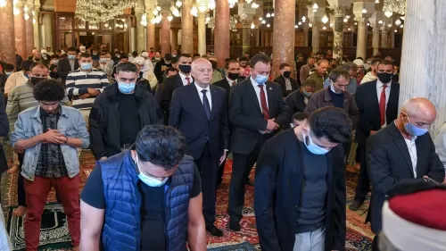 طفل يفاجئ رئيس دولة عربية بكلمات صادمة احرجته امام الجميع فماذا فعل به؟