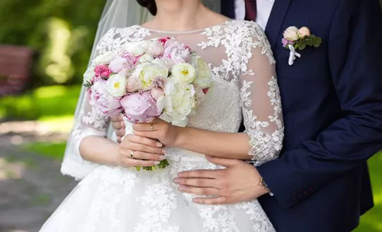 سعودي ذهب لحفل زفافه بزوجته الثانية فحصل على الثالثة مجاناً