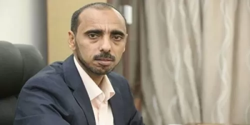 ضابط سعودي يتهجم على وزير سابق ويعرقل مروره في منفذ صرفيت بالمهرة