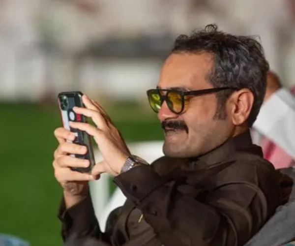 شاهد الكاتب محمد سلامة يضع وشم لشعار نادي الاتحاد على صدره ويثير الجدل