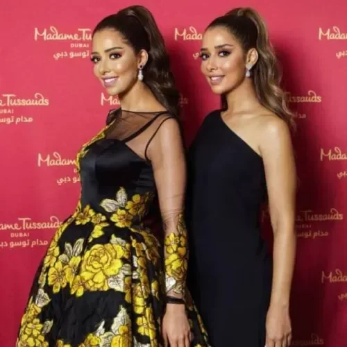 متحف بريطاني شهير يُكرم فنانة يمنية بوضع تمثال لها في هذا المكان