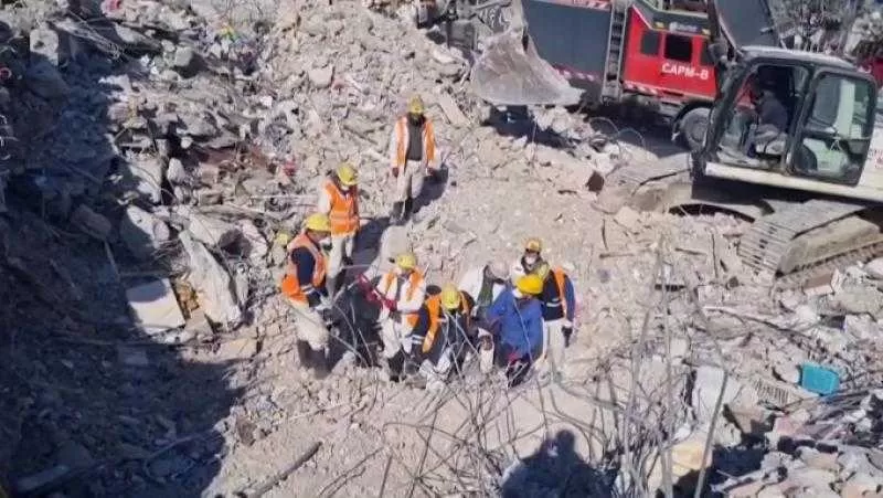 إنقاذ فتاة تركية من تحت الأنقاض بعد 11 يومًا من الزلزال المدمر
