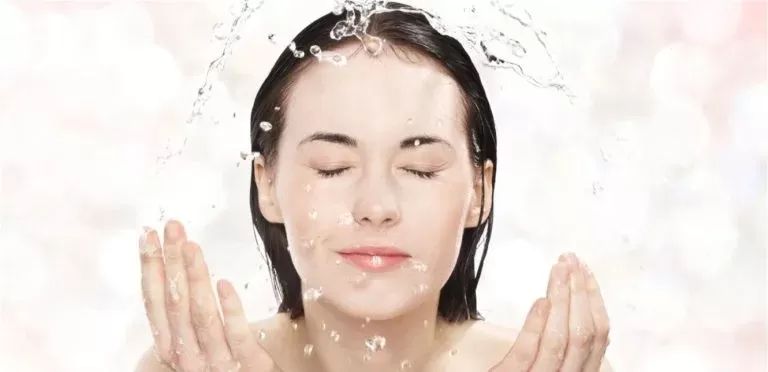 اشياء تقوم بها النساء اثناء الاستحمام تؤثر على الرجال.